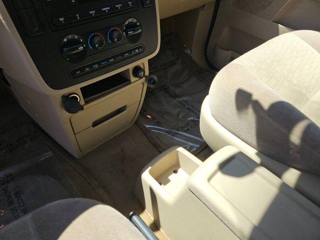 Photo of 2005 White Ford Freestar