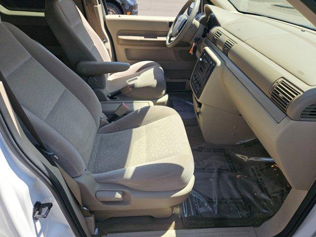 Photo of 2005 White Ford Freestar