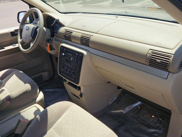 Photo of 2005 White Ford Freestar