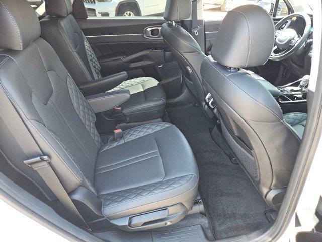 Photo of 2022 Glacial White Pearl Kia Sorento
