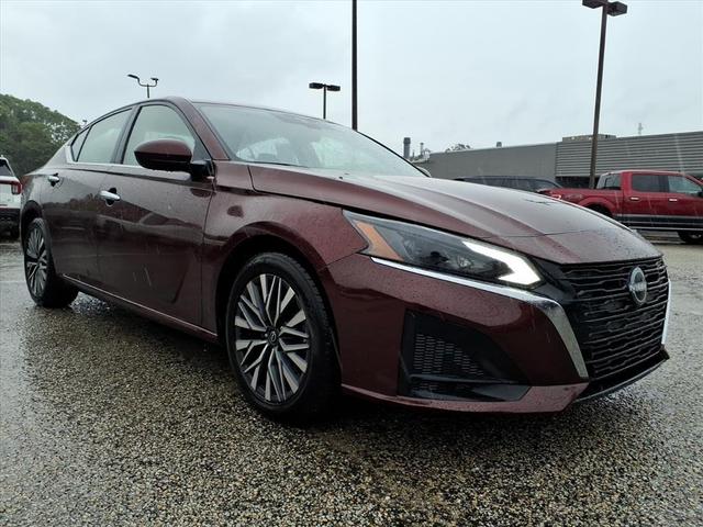 Photo of 2023 Garnet Pearl Nissan Altima