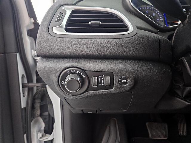 Photo of 2016 White Chrysler 200