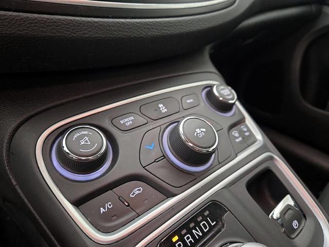 Photo of 2016 White Chrysler 200