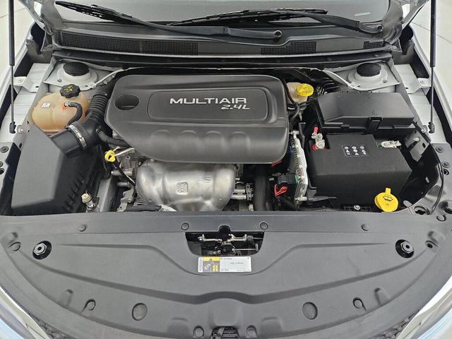 Photo of 2016 White Chrysler 200