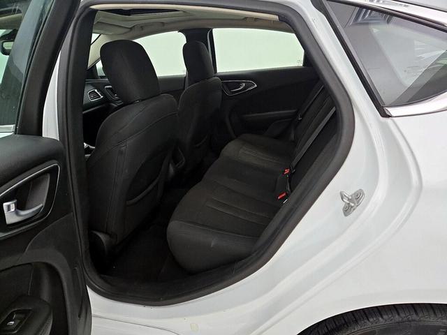 Photo of 2016 White Chrysler 200
