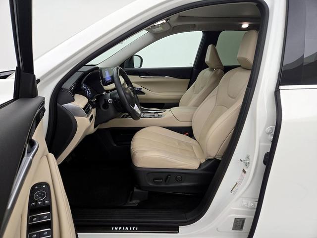 Photo of 2023 White INFINITI QX60