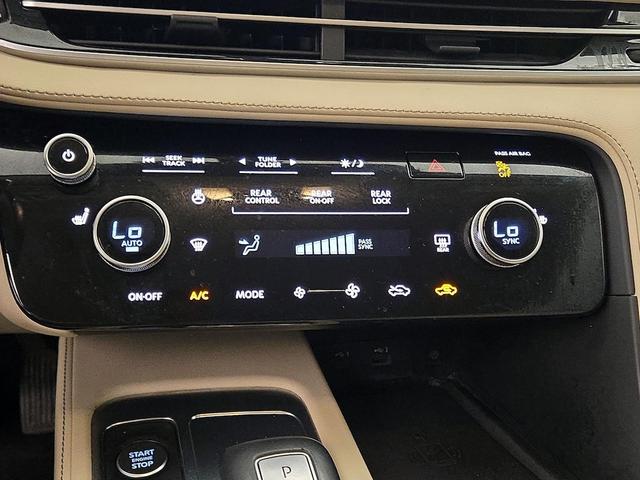 Photo of 2023 White INFINITI QX60
