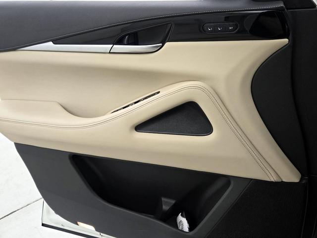 Photo of 2023 White INFINITI QX60