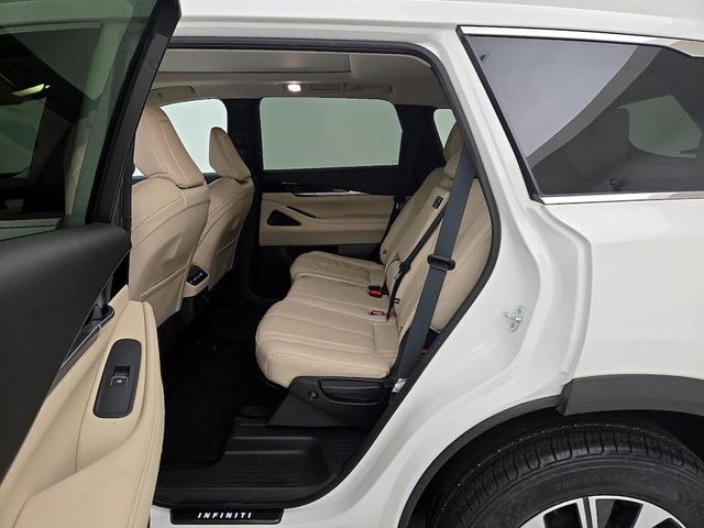 Photo of 2023 White INFINITI QX60
