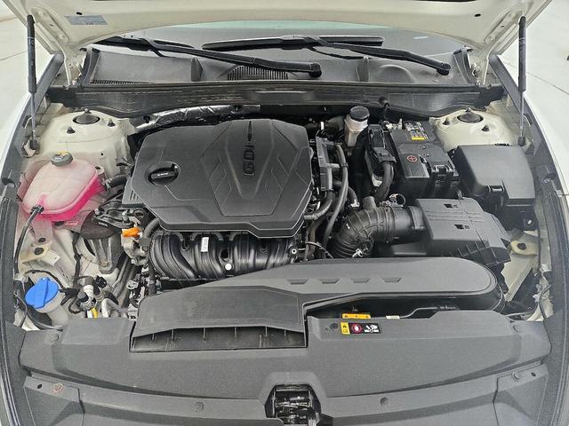 Photo of 2022 White Hyundai SONATA