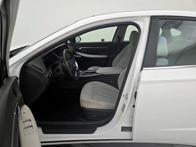 Photo of 2022 White Hyundai SONATA