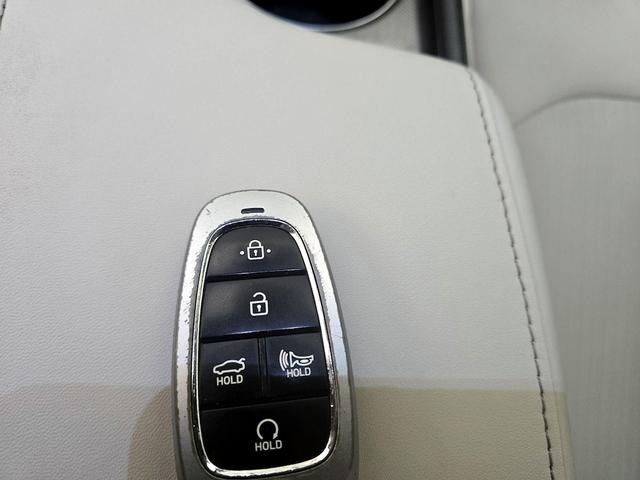 Photo of 2022 White Hyundai SONATA