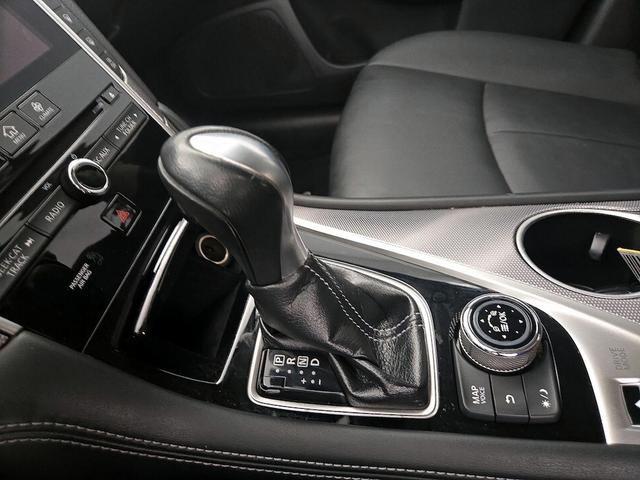 Photo of 2017 White INFINITI Q50