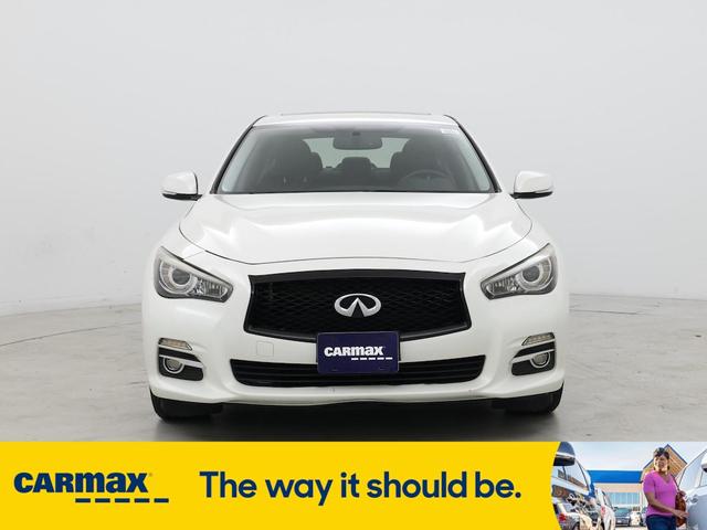 Photo of 2017 White INFINITI Q50