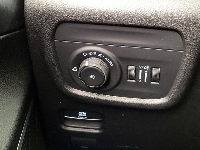Photo of 2021 White Jeep Grand Cherokee L