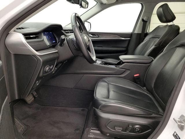 Photo of 2021 White Jeep Grand Cherokee L