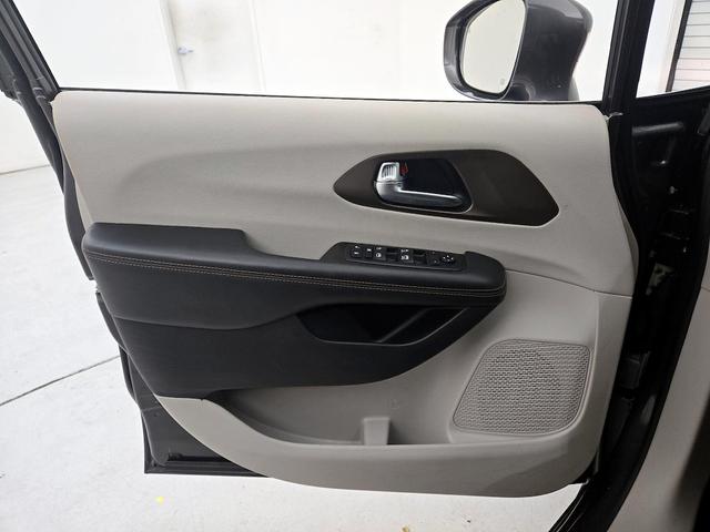 Photo of 2019 Gray Chrysler Pacifica