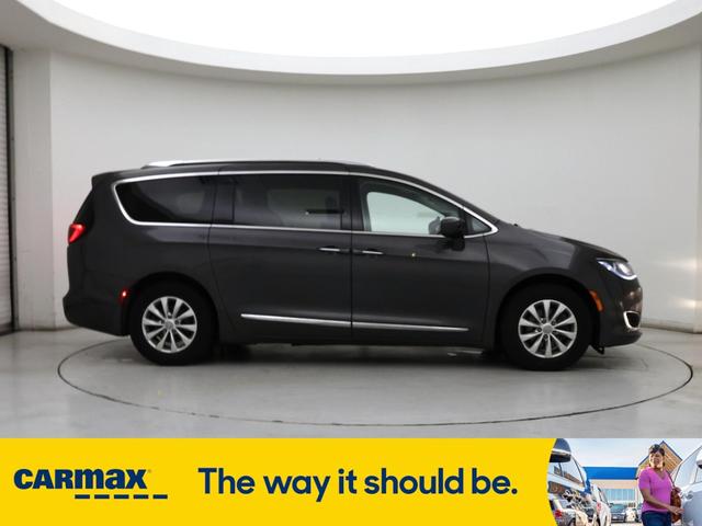 Photo of 2019 Gray Chrysler Pacifica