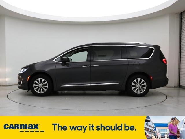 Photo of 2019 Gray Chrysler Pacifica