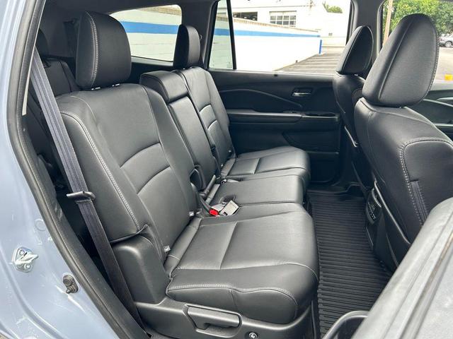 Photo of 2022 Gray Pearl Honda Pilot