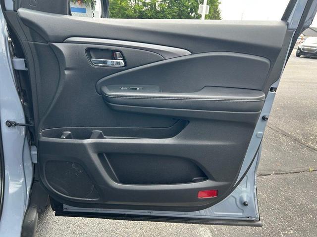 Photo of 2022 Gray Pearl Honda Pilot