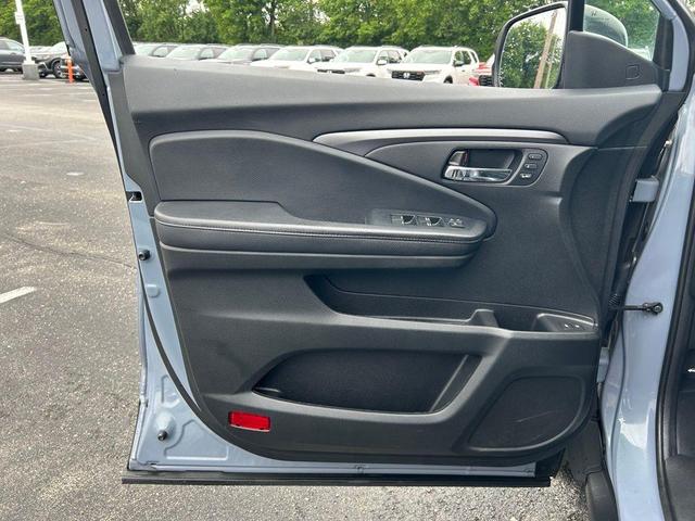 Photo of 2022 Gray Pearl Honda Pilot