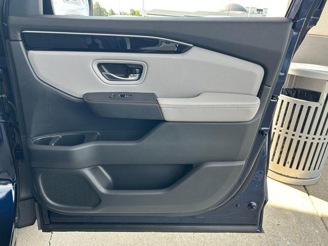 Photo of 2025 Obsidian Blue Pearl Honda Pilot