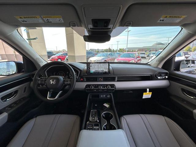 Photo of 2025 Obsidian Blue Pearl Honda Pilot