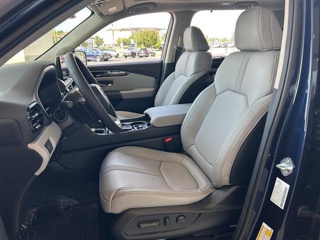 Photo of 2025 Obsidian Blue Pearl Honda Pilot