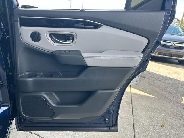 Photo of 2025 Obsidian Blue Pearl Honda Pilot