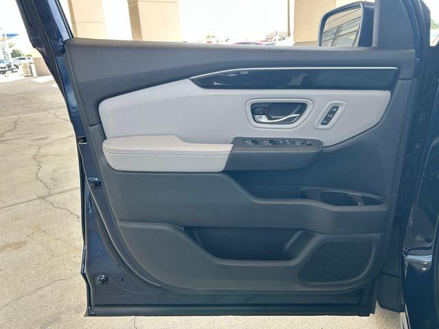 Photo of 2025 Obsidian Blue Pearl Honda Pilot