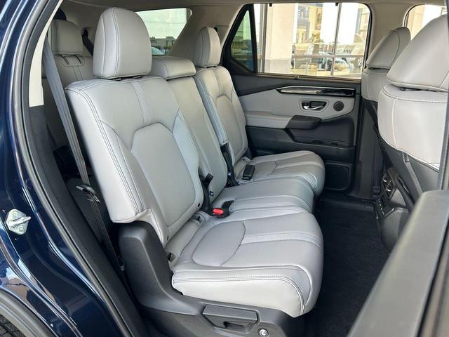 Photo of 2025 Obsidian Blue Pearl Honda Pilot