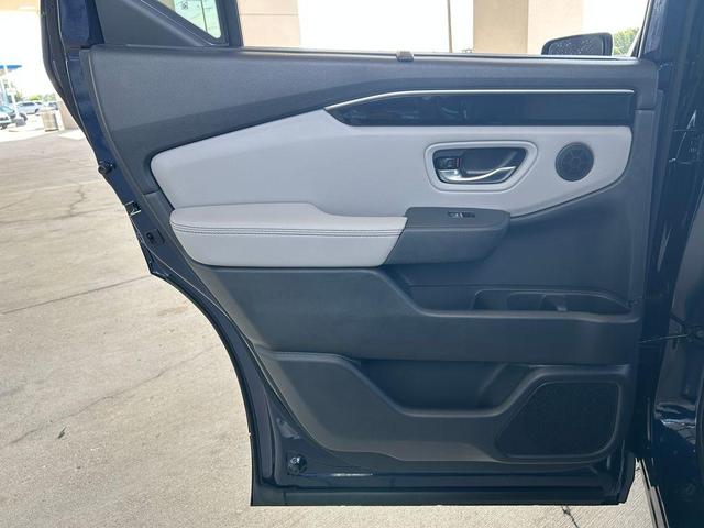 Photo of 2025 Obsidian Blue Pearl Honda Pilot
