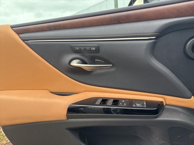 Photo of 2023 Iridium Lexus ES 350