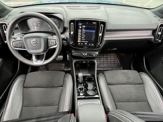 Photo of 2020 Bursting Blue Metallic Volvo XC40