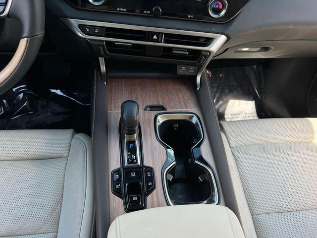 Photo of 2024 Eminent White Pearl Lexus RX 350