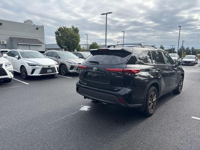 Photo of 2023 Midnight Black Metallic Toyota Highlander Hybrid