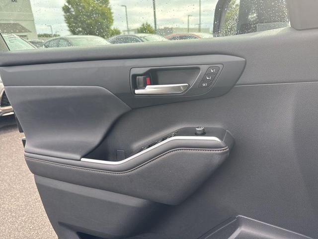 Photo of 2023 Midnight Black Metallic Toyota Highlander Hybrid