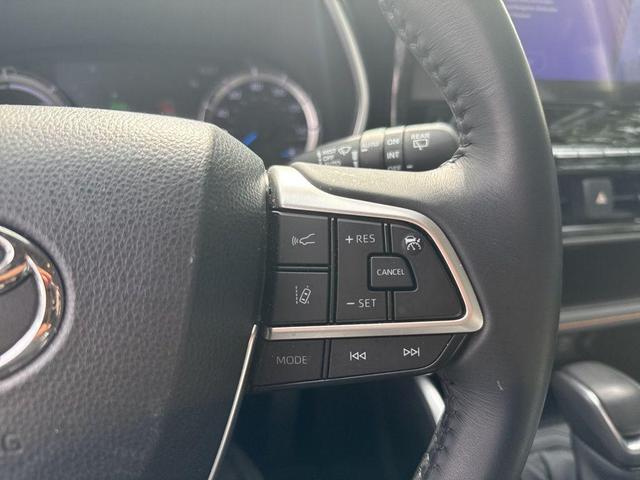 Photo of 2023 Midnight Black Metallic Toyota Highlander Hybrid