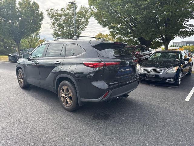 Photo of 2023 Midnight Black Metallic Toyota Highlander Hybrid