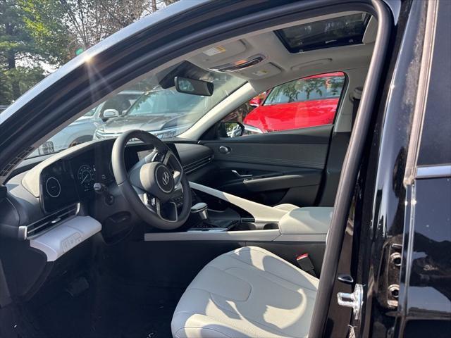 Photo of 2025 Abyss Black Hyundai ELANTRA