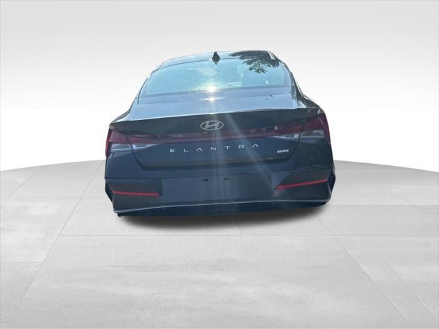 Photo of 2025 Abyss Black Hyundai ELANTRA