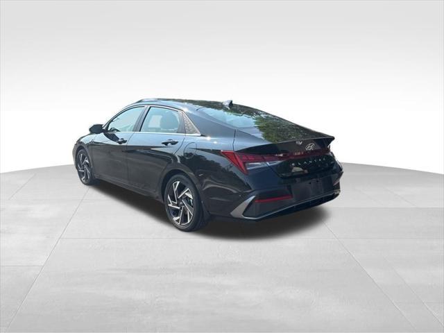 Photo of 2025 Abyss Black Hyundai ELANTRA