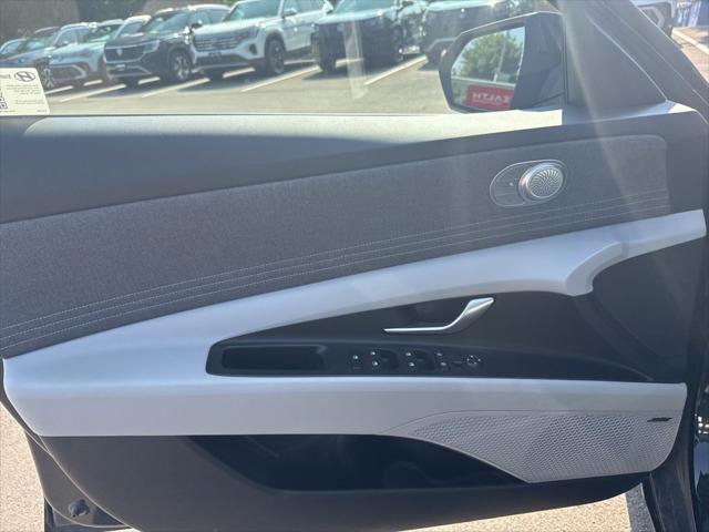 Photo of 2025 Abyss Black Hyundai ELANTRA