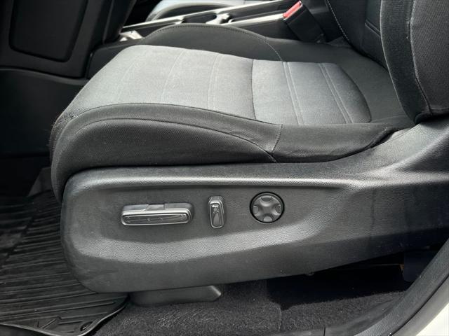 Photo of 2017 White Diamond Pearl Honda CR-V