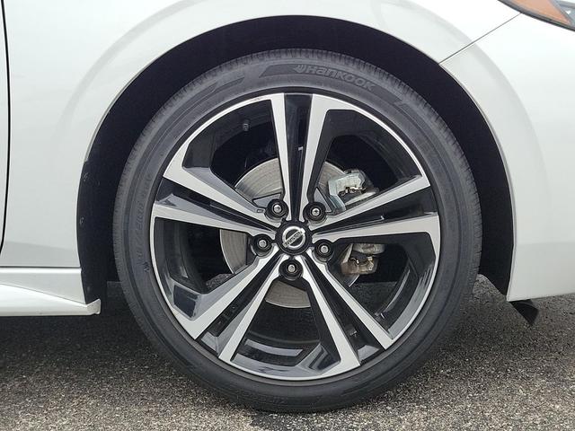 Photo of 2022 Aspen White Tricoat/Super Black Nissan Sentra