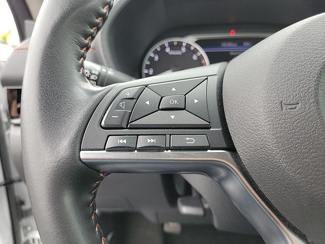 Photo of 2022 Aspen White Tricoat/Super Black Nissan Sentra