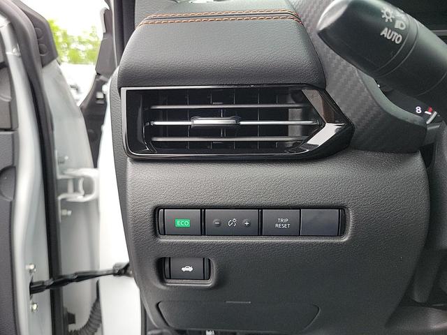 Photo of 2022 Aspen White Tricoat/Super Black Nissan Sentra