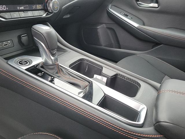 Photo of 2022 Aspen White Tricoat/Super Black Nissan Sentra