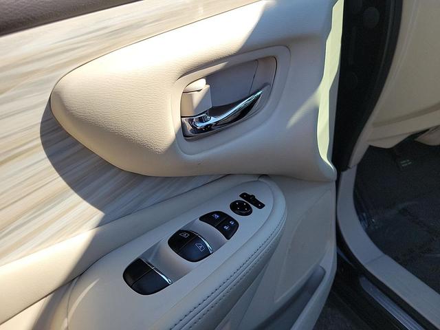 Photo of 2016 Magnetic Black Metallic Nissan Murano